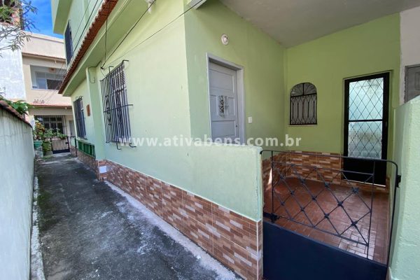 Casa de meio e linear com 2 Quartos 2 Banheiros sociais e Quintalzinho na Vila da Penha