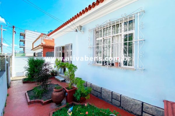 Excelente Casa reformada Linear com 03 Quartos sendo 01 Suíte, Cozinha Planejada, Quintal e muito mais na Vila da Penha