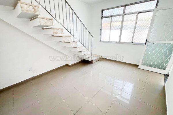 Casa Duplex com 03 Quartos piso em porcelanato em Irajá, pertinho do metrô de Irajá