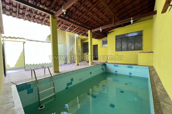 Casa de fundos térrea com quintal e piscina, 02 Quartos em Irajá